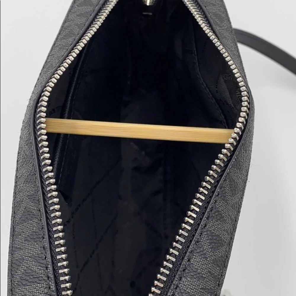 MICHAEL KORS LARGE EW ZP CHAIN XBODY BLACK SIGNATR